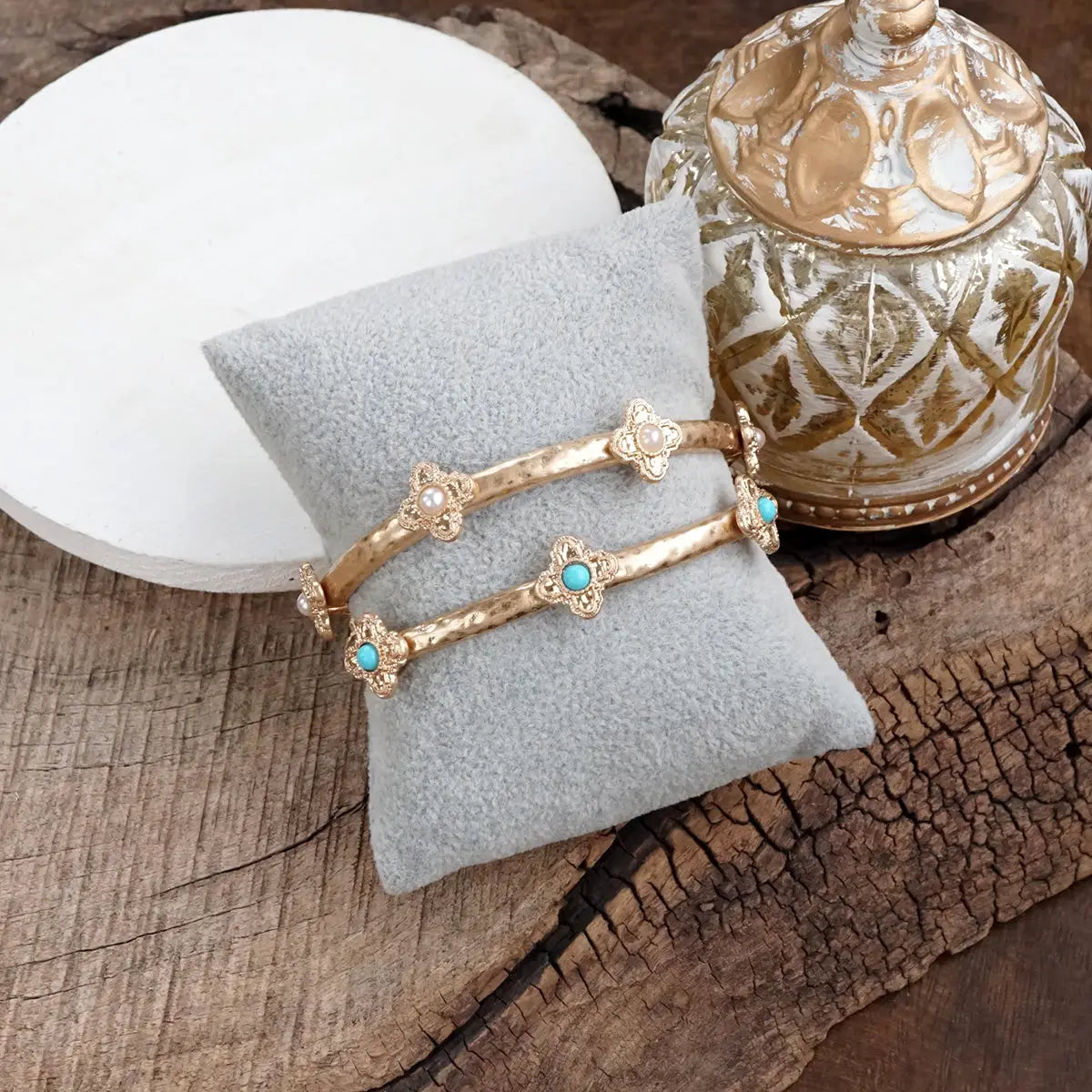 Sun-Kissed Shine – Medallion Stretchy Bangle with Pearl